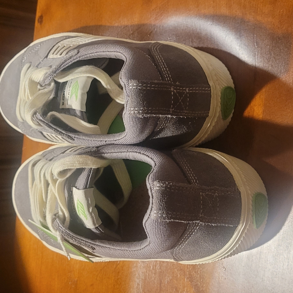 Cariuma Gray Sneakers with Cream Laces - Picture 4 of 5